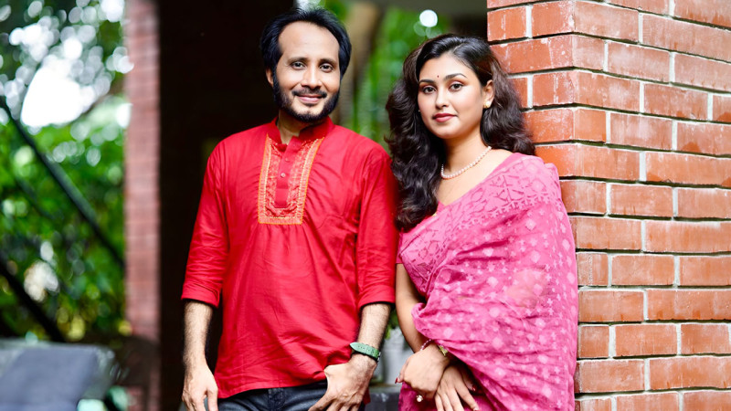 Jaya Barman with a fellow artist